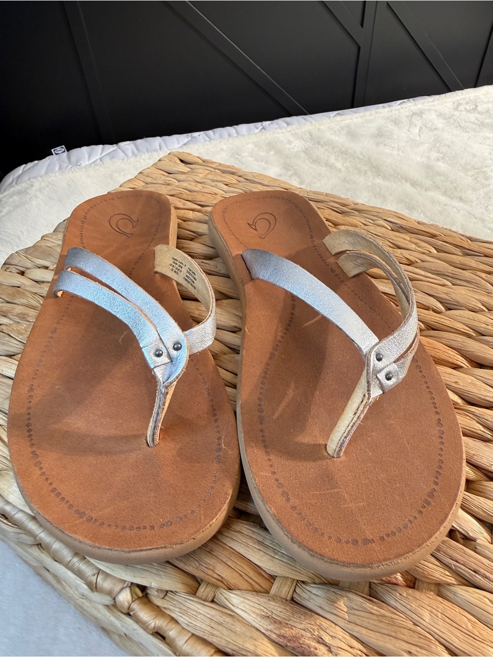 OluKai Kapahe Luana Metallic Leather Flip Flop Sandals Silver/Tan Women’s 7 EU 3 - Picture 2 of 7